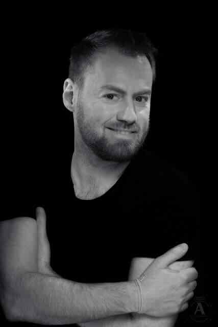Portrait en noir et blanc de Damien July, vidéaste HorsChamp