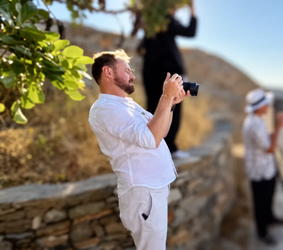 Damien July, vidéaste HorsChamp, filmant un mariage à Naxos